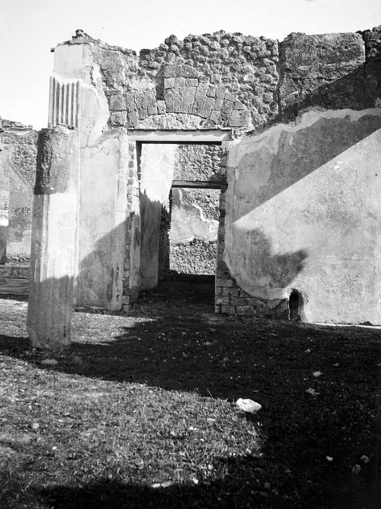 Vi Pompeii W Looking East To Doorway To Room An Oecus In